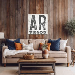 Toile Ferme Rustique State Code Zip Arkansas<br><div class="desc">Ce panneau rustique est une façon simple de montrer votre amour pour la maison. Le code postal peut être personnalisé avec n'importe quel code postal dans l'état. Fait un grand cadeau. Créé par Simply Farmhouse Press.</div>