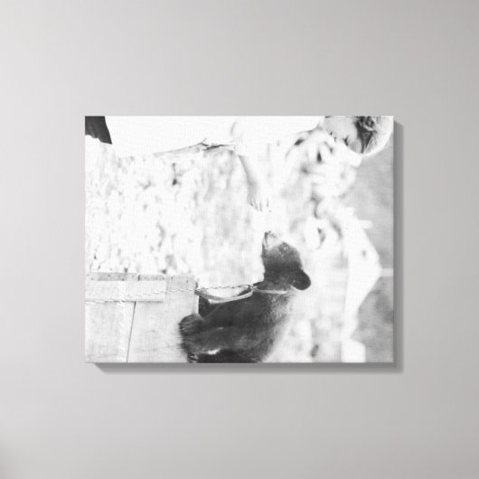 Toile Fille Jouer avec Bear Cub dans Seward 2 (Recto)