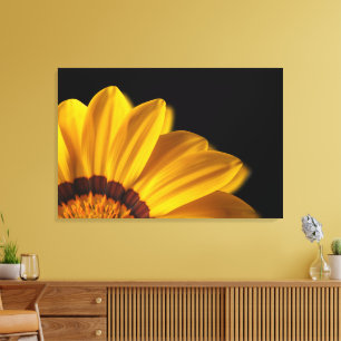 Toile Fleur jaune sur arrière - plan noir