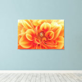 Toile Fleur Orange Feu Dahlia avec une dame (Insitu (Plancher de Bois))