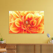 Toile Fleur Orange Feu Dahlia avec une dame (Insitu(Salon))