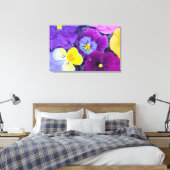 Toile Fleurs de pensée flottant dans un bain d'oiseau av (Insitu(Chambre))