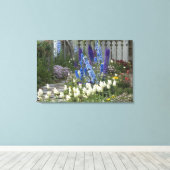 Toile Fleurs printanières le long d'un chemin de jardin, (Insitu (Plancher de Bois))