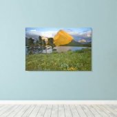 Toile Fleurs sauvages le long du lac Swiftcurrent dans l (Insitu (Plancher de Bois))