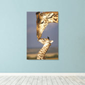 Toile Girafe embrassant un bébé girafe (Insitu (Plancher de Bois))