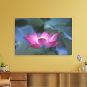 Toile Gros plan de fleurs de lotus rouges et de feuilles (Insitu(Salon))