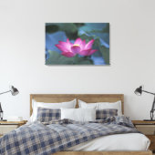 Toile Gros plan de fleurs de lotus rouges et de feuilles (Insitu(Chambre))