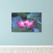 Toile Gros plan de fleurs de lotus rouges et de feuilles (Insitu (Plancher de Bois))