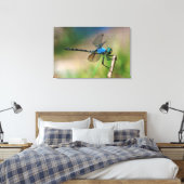 Toile Gros plan d'une libellule bleue sur une branche (Insitu(Chambre))