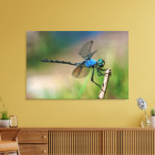 Toile Gros plan d'une libellule bleue sur une branche (Insitu(Salon))