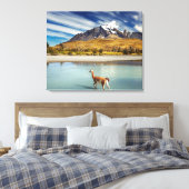 Toile Guanaco traversant la rivière à Torres del Paine (Insitu(Chambre))