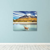 Toile Guanaco traversant la rivière à Torres del Paine (Insitu (Plancher de Bois))