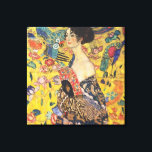 Toile Gustav Klimt Lady With Fan Art Nouveau Painting<br><div class="desc">Dame Gustav Klimt avec peintre Art Nouveau Fan Ce demi-portrait d'une belle femme montre un arrière - plan jaune avec des ornements asiatiques, des oiseaux colorés et des fleurs de lotus. La dame porte une robe dans le style d'un kimono imprimé des motifs d'une robe de dragon chinoise. Belle peinture...</div>