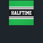 Toile HALFTIME Kelly Green Black White Racing Stripes<br><div class="desc">Cette conception sportive et sportive présente un texte HALFTIME audacieux à l'intérieur d'une large bande noire surlignée avec deux bandes blanches contre un arrière - plan vert vareux. Le texte de cette conception peut être personnalisé.</div>