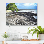 Toile Hawaii Black Sand Beach & Coral "Love" Heart Photo<br><div class="desc">"Love", relaxez-vous et profitez de la beauté de cette plage de sable noir immaculée de Big Island en regardant cette photo en toile du littoral hawaïen. J'ai la chance d'avoir repéré ce coeur "d'amour" fait de rochers de corail, en marchant sur cette plage en fin d'après-midi. Vous pouvez facilement personnaliser...</div>