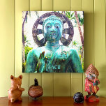 Toile Hawaii Turquoise Blue Bouddha Statue Photo Paix<br><div class="desc">"Paix." J'ai bien voulu découvrir cette statue de Bouddha asiatique dans un jardin hawaïen luxuriant, respirez la paix et la solitude. Chaque fois que je regarde cette image sereine, ça me fait contempler et imaginer ce que je peux accomplir. Fait un grand cadeau pour quelqu'un spécial! Vous pouvez facilement personnaliser...</div>