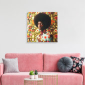 Toile Homme avec une afro debout devant un mur fleuri (Insitu(Salon))