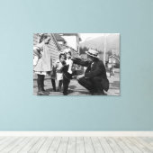 Toile Homme et enfants jouant avec Bear Cub On Leas (Insitu (Plancher de Bois))