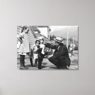 Toile Homme et enfants jouant avec Bear Cub On Leas