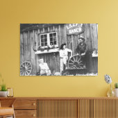 Toile Invités devant un Lazy F Ranch Bldg (Insitu(Salon))
