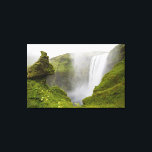 Toile Islande. La cascade Skogarfoss plonge au-dessus d'<br><div class="desc">Islande Skogarfoss Cascade plonge au-dessus d'une falaise volcanique � Don Grall / Jaynes Gallery / DanitaDelimont.com</div>