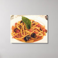 Italie, Positano. Assiette de pâtes et aubergine.