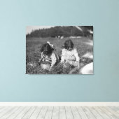 Toile Jeunes filles cueillant des canneberges Photograph (Insitu (Plancher de Bois))