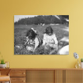 Toile Jeunes filles cueillant des canneberges Photograph (Insitu(Salon))