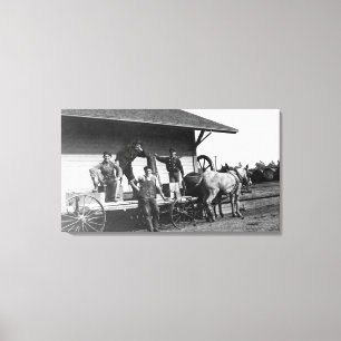Toile Jeunes hommes posant sur un chariot de mule