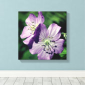 Toile Jolie paire de fleurs de géranium violet gros plan (Insitu (Plancher de Bois))