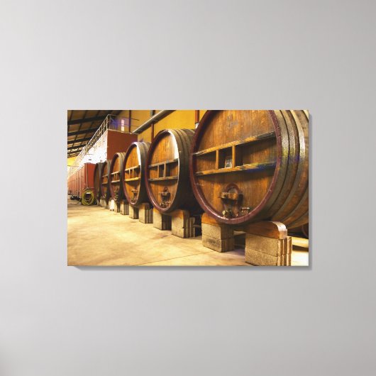 Toile La cave à vin avec de grands vieux coffres en bois (Recto)