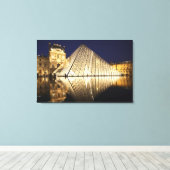 Toile La vue nocturne de la Pyramide de verre du Musée d (Insitu (Plancher de Bois))