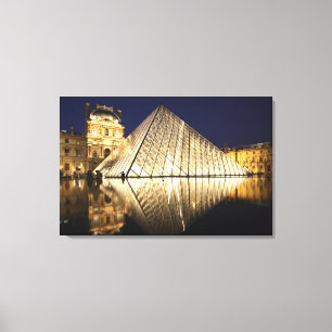 Toile La vue nocturne de la Pyramide de verre du Musée d