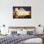 Toile La vue nocturne sur la Pyramide de verre du Musée (Insitu(Chambre))