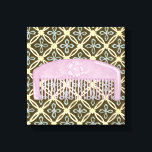 Toile Lavande peigne sur Arrière - plan de chocolat<br><div class="desc">Un beau peigne de lavande est posé sur un arrière - plan de chocolat dans ce dessin de Megan Meagher. Les motifs floraux regardent de derrière le peigne, qui a aussi une belle fleur sur elle. Un grand cadeau pour les fashionistas ou les amateurs de violet !</div>