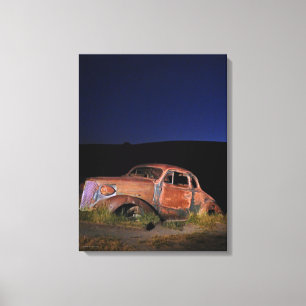 Toile Le ciel foncé de voiture vintage rouillée a