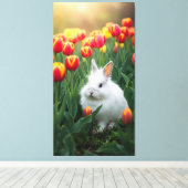 Toile le lapin blanc moelleux est assis parmi les tulipe (Insitu (Plancher de Bois))