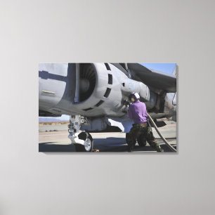 Toile Le technicien de carburant d'aviation attache un