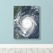 Toile Le typhon Longwang s'approche de Taïwan (Insitu (Plancher de Bois))