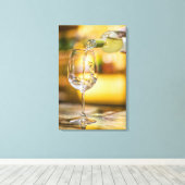 Toile Le vin blanc est versé à la bouteille dans le rest (Insitu (Plancher de Bois))