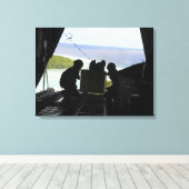 Toile Les aviateurs sortent une palette de biens donnés (Insitu (Plancher de Bois))