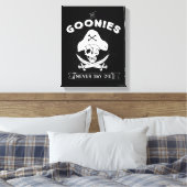 Toile Les Goonies "Ne jamais dire mourir" Pirate Badge (Insitu(Chambre))