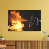 Toile Les pompiers éteignent un feu simulé de batterie (Insitu(Salon))