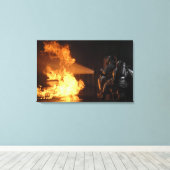 Toile Les pompiers éteignent un feu simulé de batterie (Insitu (Plancher de Bois))