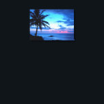 Toile L'île tropicale Un joli paysage de coucher de sole<br><div class="desc">Belle photographie de nature. Photo design et classe de coucher de soleil clair et bleu foncé, turquoise, violet, améthyste, violet et rose pastel sur une plage exotique de l'île hawaïenne avec palmiers. Une jolie scène tropicale pour les amoureux d'Hawaï, des plages des Caraïbes, de l'océan, de la mer, de la...</div>