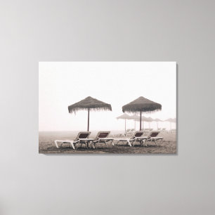 Toile Lits pliants et parapluie sur la plage de Playamar