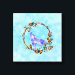 Toile Loup d'aquarelle pourpre avec couronne de bois<br><div class="desc">Impression de toile avec illustration graphique composée d'un loup d'aquarelle violet, dans une pose de hurlement classique. Entourée d'une couronne illustrée de bois, cristaux, plumes et perles. Motif américain cool avec un style boho.</div>