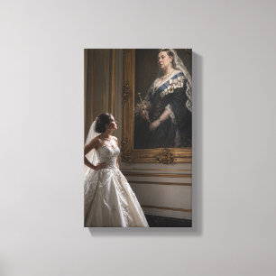 Toile Mariée Élégante Contemplant un Portrait Royal Vict