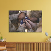 Toile Marines plient un drapeau américain (Insitu(Salon))