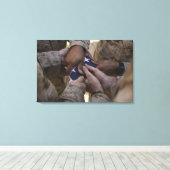 Toile Marines plient un drapeau américain (Insitu (Plancher de Bois))